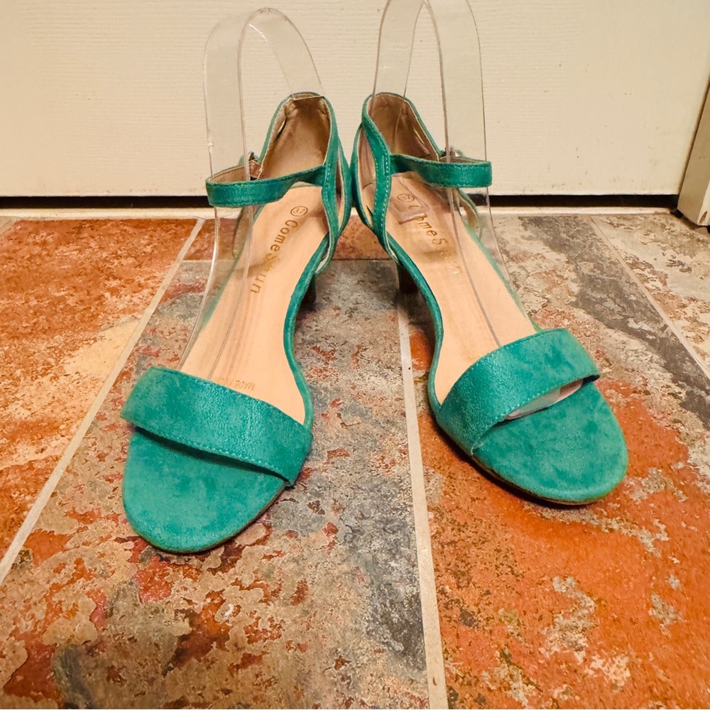 NWOB! Beautiful Teal Green Women's Surde-like Low Heel Sandals!